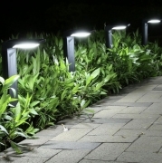 Lampione da terra a led da esterno con pannello solare da giardino con picchetto sensore crepuscolare Luce fredda