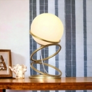Lampada da Tavolo Minimalista Bronzo con Sfera in Vetro Bianco Design Elegante per Illuminare e Decorare Spazi Interni Adatta a Comodini Scrivanie e Tavolini Altezza 26 cm